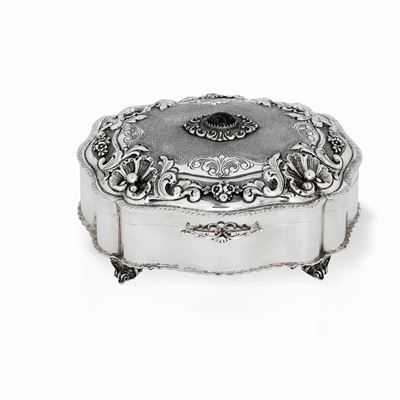 Scrigno Portagioie Sagomato Cesellato a Mano con Lapislazzulo Cabochon e Interno Dorato Firmato E...