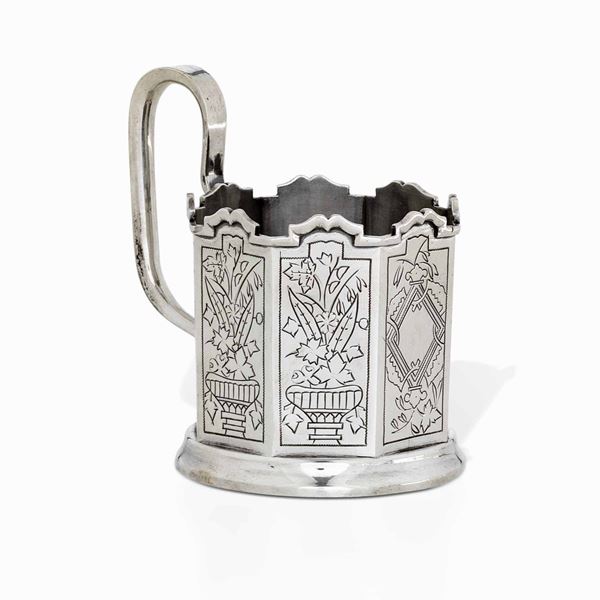 Porta tazza ottagonale in argento inciso a mano con motivi tradizionali. Russia Imperiale, Mosca 1888