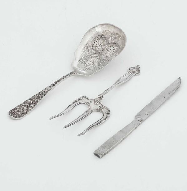 Forchetta, cuccchiaio e coltello in argento. Varie manifatture ed epoche