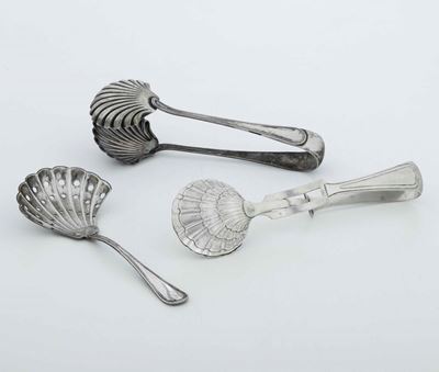 Insieme di Due Pinze e un Grande Cucchiaio Traforato in Argento, XIX Secolo