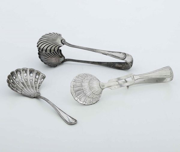 Insieme di due pinze e un grande cucchiaio traforato in argento, XIX secolo