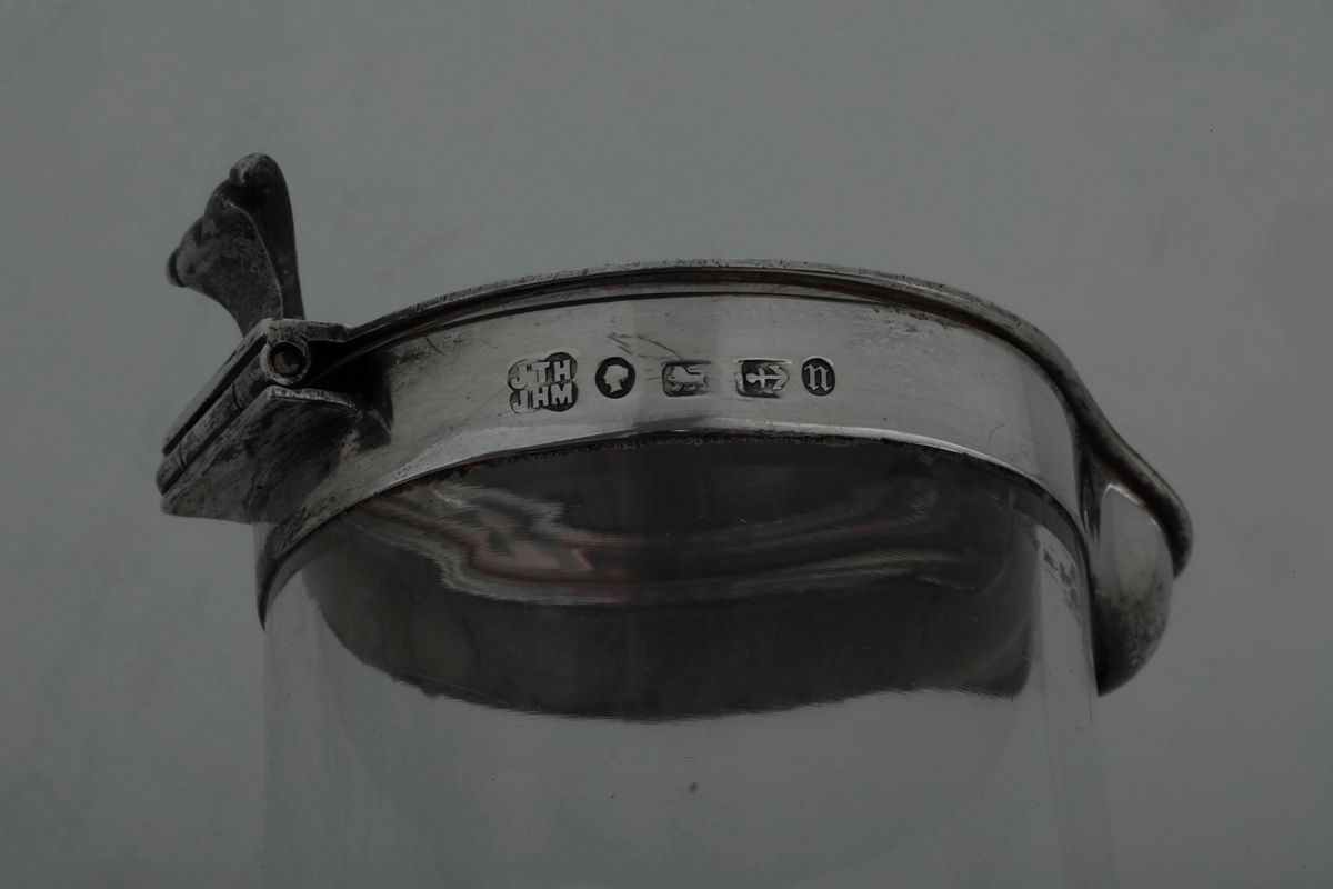 Brocca Proto Modernista in Cristallo Molato con Coperchio in Argento Sterling. Manifattura Hukin ...
