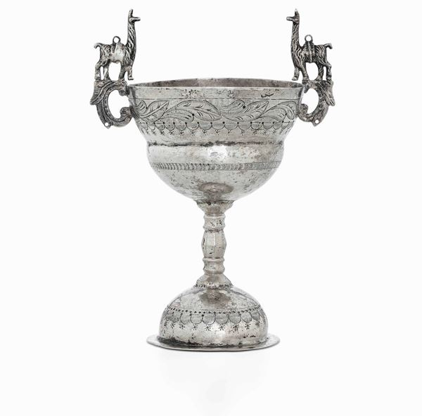 Coppa cerimoniale in argento inciso con motivi tradizionali e manici a forma di lama. Arte coloniale spagnola, Vicereame del PerÃ¹, prima metÃ  del XIX secolo