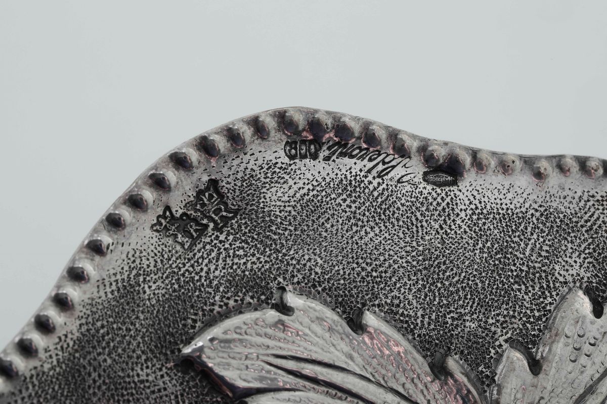 Ciotola con Manico in Argento Cesellato in Stile Antico, Firmata Calderoni, XX Secolo