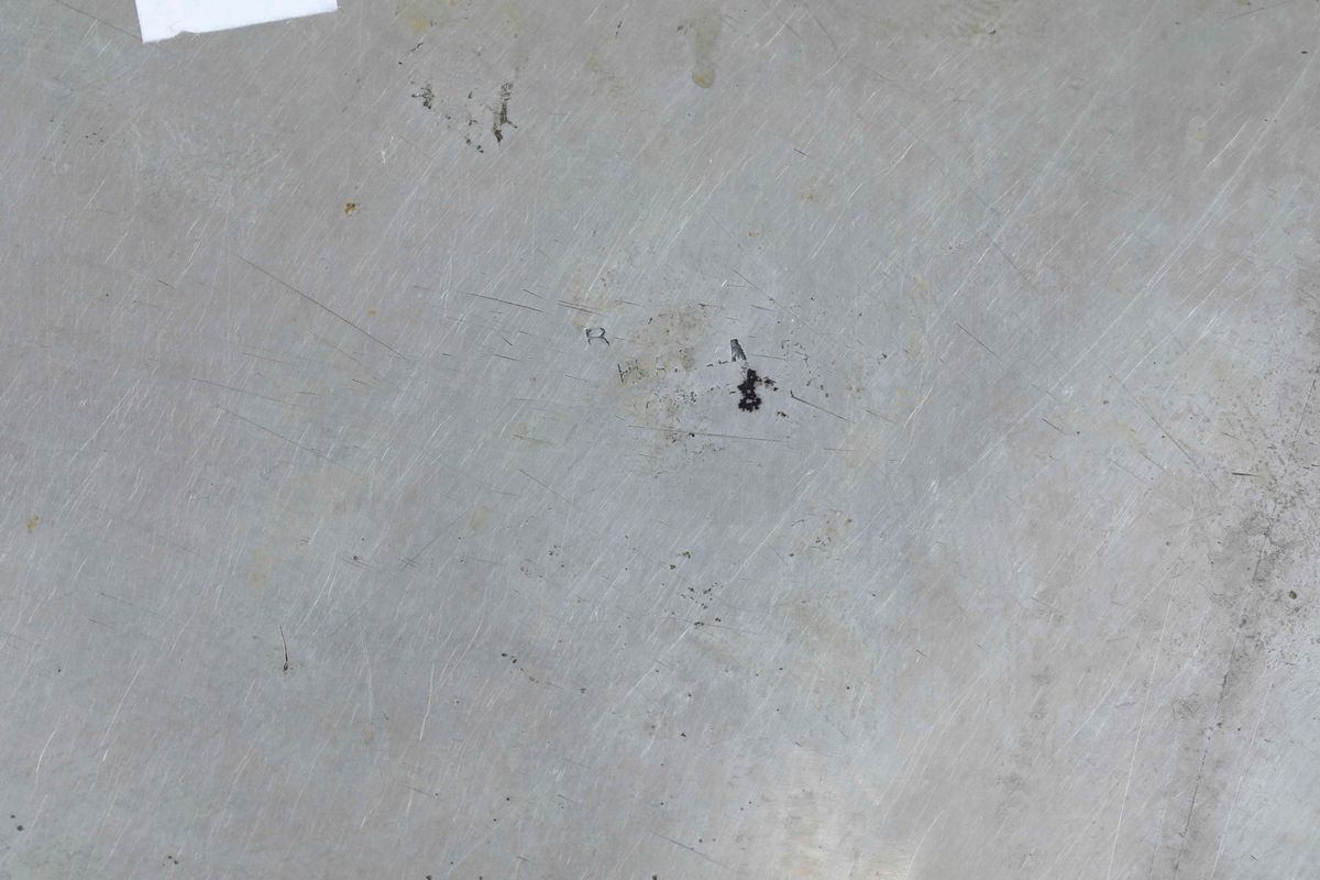 Coppia di Grandi Piatti da Parata Sbalzati con Motivi Naturalistici. Argenteria Artistica Italian...