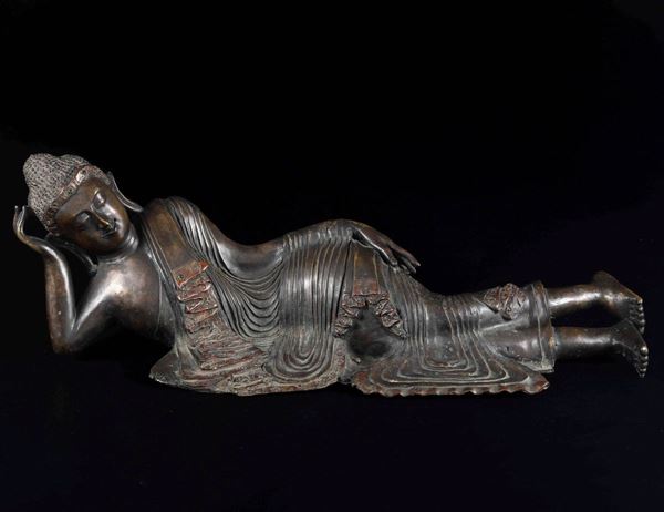 Figura di Buddha sdraiato in bronzo, Thailandia, XIX secolo