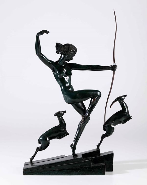 Scultura in bronzo raffigurante cacciatrice