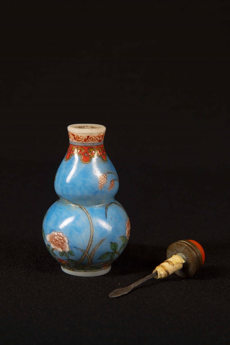 Snuff Bottle a Doppia Zucca in Vetro Dipinto con Decori Floreali, Cina, Dinastia Qing, XIX Secolo