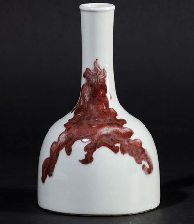 Vaso a Bottiglia in Porcellana con Decoro a Macchie Rosse Sotto Smalto, Cina, XX Secolo