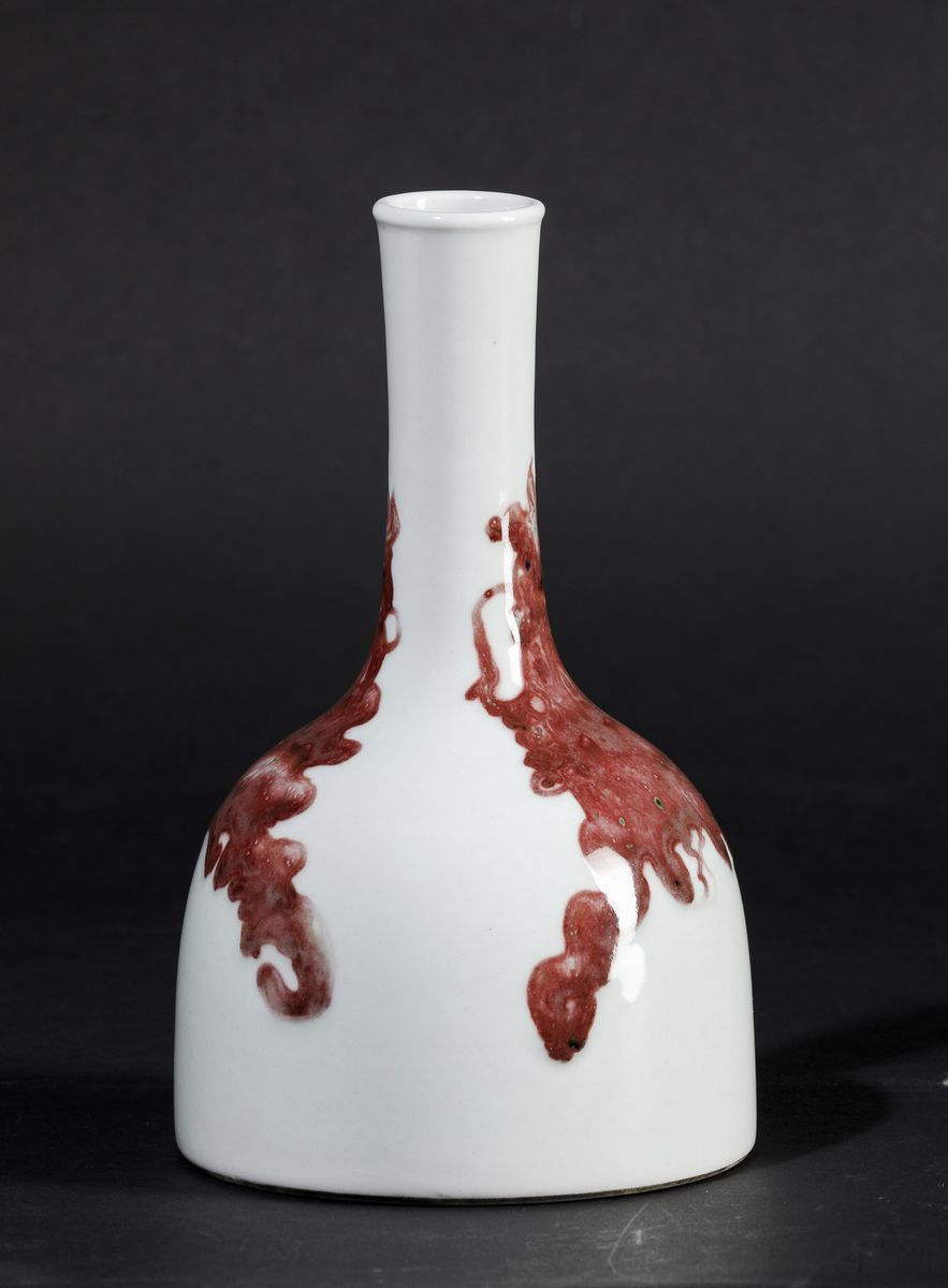 Vaso a Bottiglia in Porcellana con Decoro a Macchie Rosse Sotto Smalto, Cina, XX Secolo