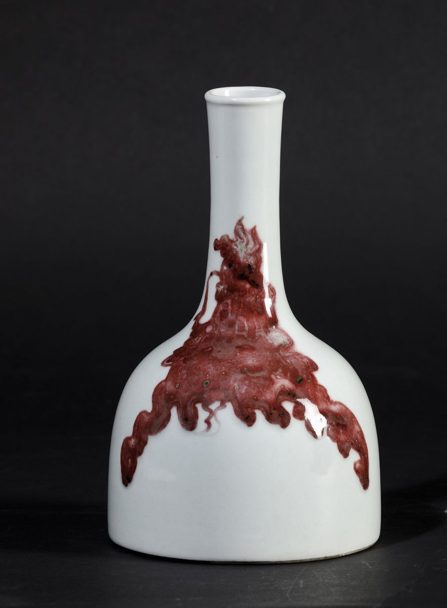 Vaso a Bottiglia in Porcellana con Decoro a Macchie Rosse Sotto Smalto, Cina, XX Secolo