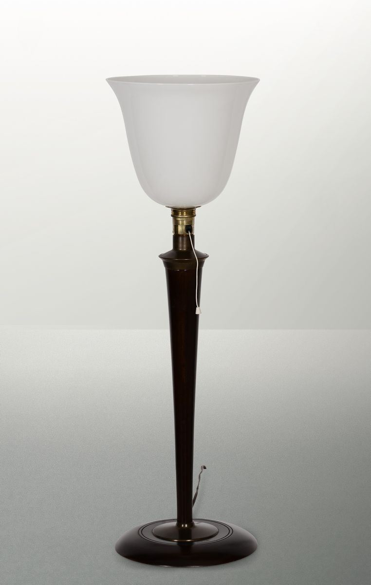 Lampada da tavolo con struttura in legno e metallo. Diffusore in vetro.  - Auction Design Lab - Cambi Casa d'Aste