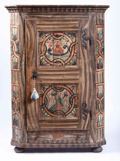 Piccolo Armadio in Legno Tenero Dipinto. Alto Veneto, XIX Secolo