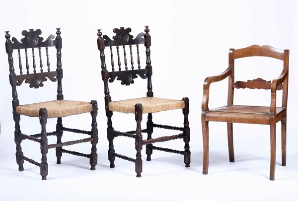 Lotto di due sedie a rocchetto in legno scurito ricoperta in paglia e di una poltrona in noce. XVIII e XIX secolo