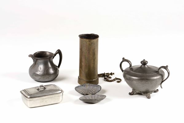 Lotto composto da zuccheriera, lattiera, caffettiera e due scatoline diverse in metallo e peltro, XIX secolo