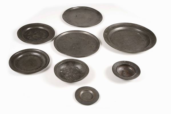 Lotto di otto piatti in peltro diversi alcuni con decori sbalzati, XIX secolo