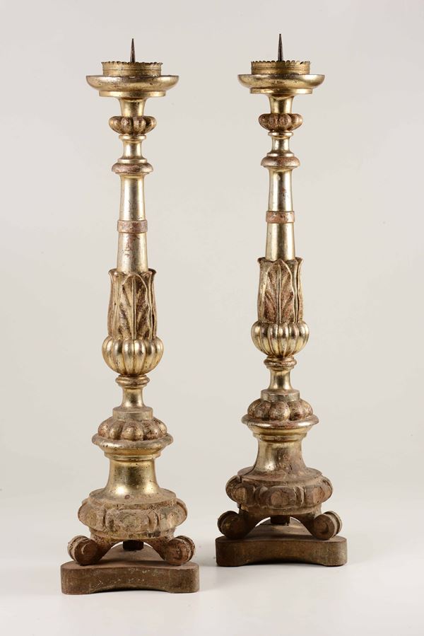 Coppia di torciere in legno intagliato e dorato. Italia centrale XIX secolo