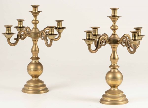Lotto composto da una coppia di candelabri e un samovar in ottone. Fine XIX secolo