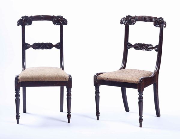Coppia di sedie in mogano con schienali intagliati. XIX secolo