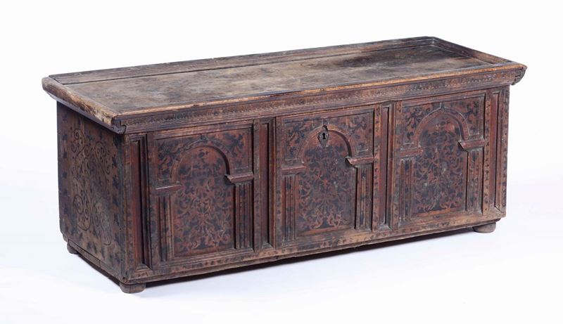 Cassapanca in legno intagliato e dipinto. Alto Veneto, XVII secolo  - Asta Arredi | Cambi Time - Cambi Casa d'Aste