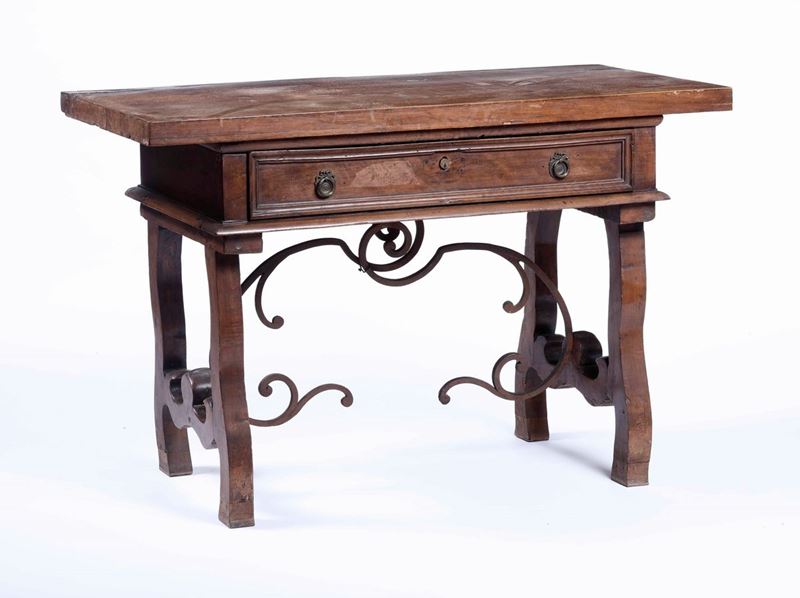 Tavolo in noce con gambe a lira. Italia centrale, XVIII secolo  - Auction Furniture | Cambi Time - Cambi Casa d'Aste