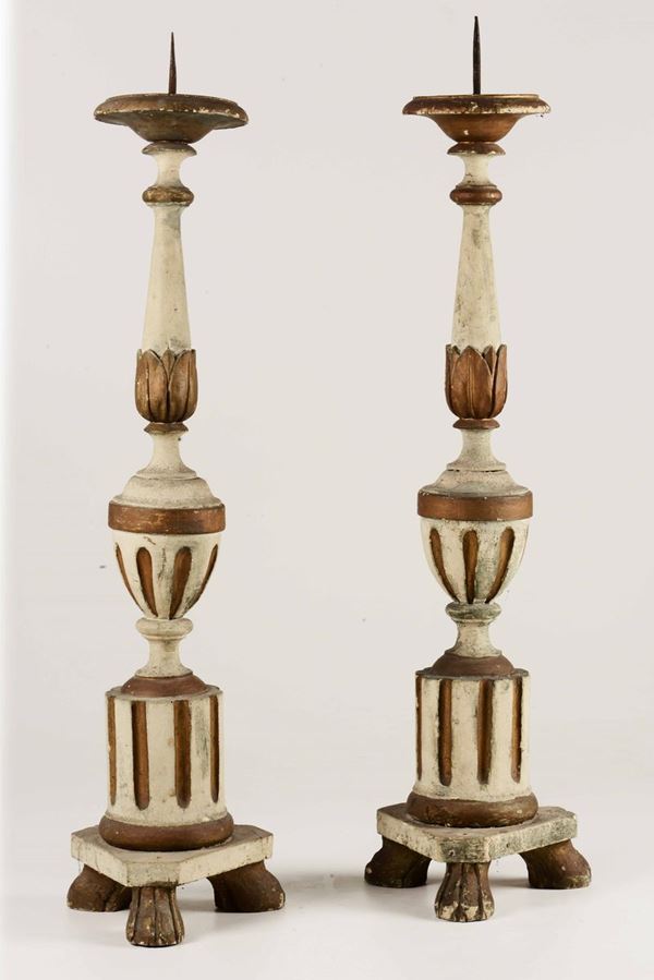 Coppia di candelieri in legno intagliato e dipinto, XIX secolo