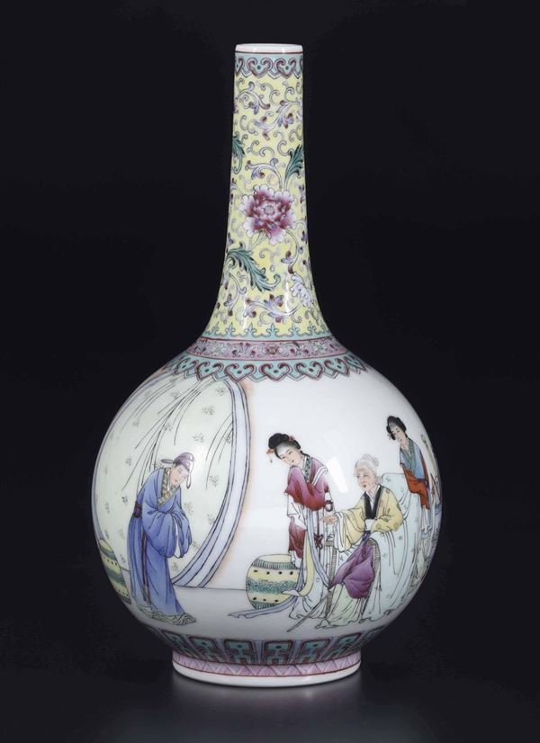 Vaso a bottiglia in porcellana Famiglia Rosa con personaggi, iscrizione e decori a fiori di loto, Cina, Repubblica, XX secolo