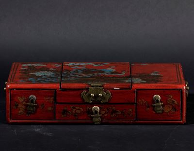 Piccola Valigetta da Viaggio in Legno Laccato con Specchio e Figure di Pavoni, Cina, XX Secolo