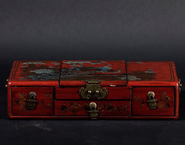 Piccola valigetta da viaggio in legno laccato con specchio e figure di pavoni, Cina, XX secolo