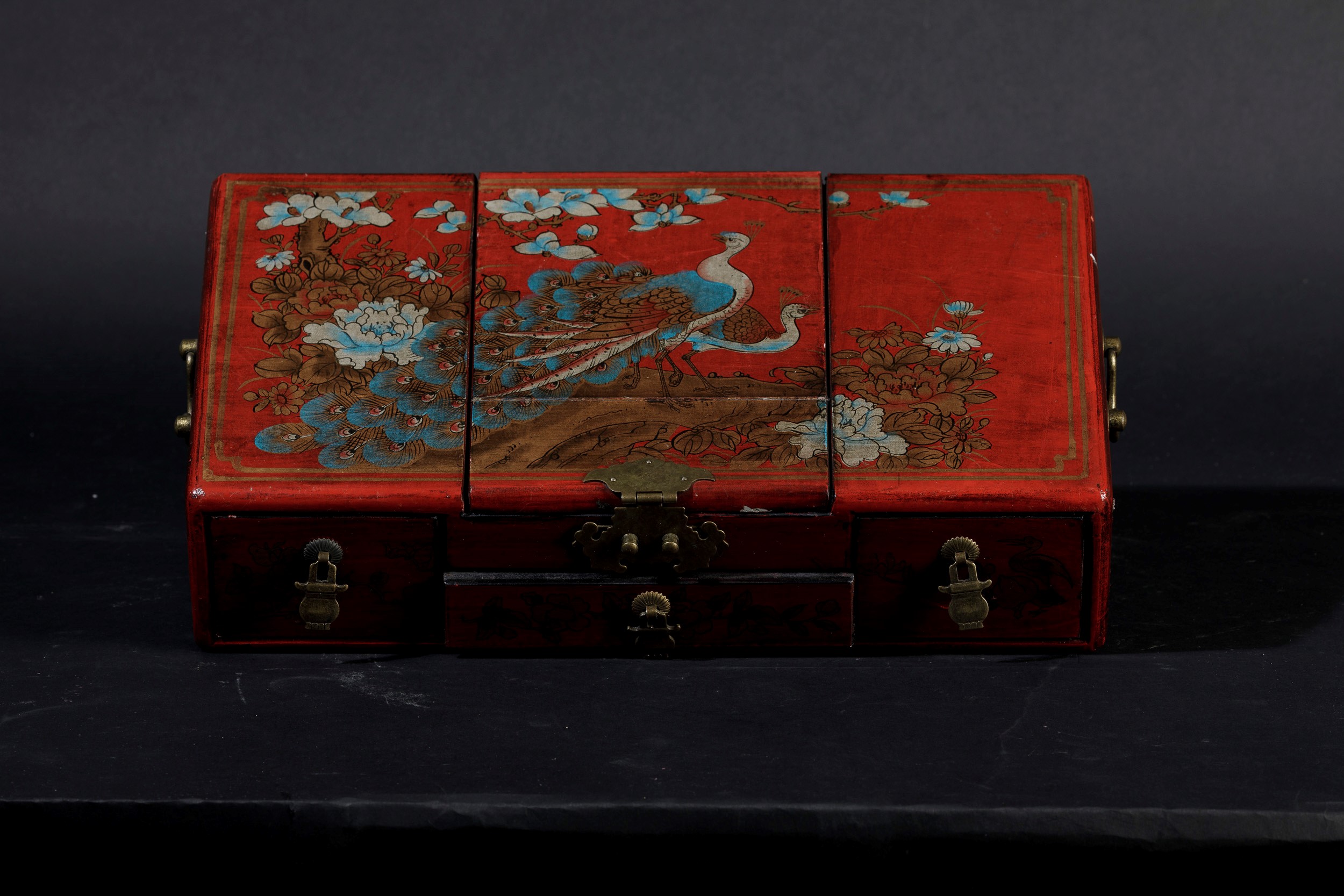 Piccola Valigetta da Viaggio in Legno Laccato con Specchio e Figure di Pavoni, Cina, XX Secolo