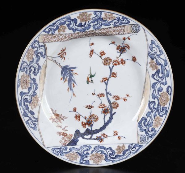 Piatto in porcellana Imari con decoro di uccellino tra i rami, Cina, Dinastia Qing, epoca Yongzheng (1723-1735)