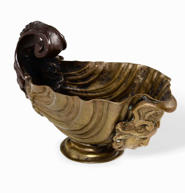 Versatoio in rame sbalzato e bronzo fuso e cesellato modellato a foggia di conchiglia con protome femminile e presa a ricciolo. Arte del XVIII secolo
