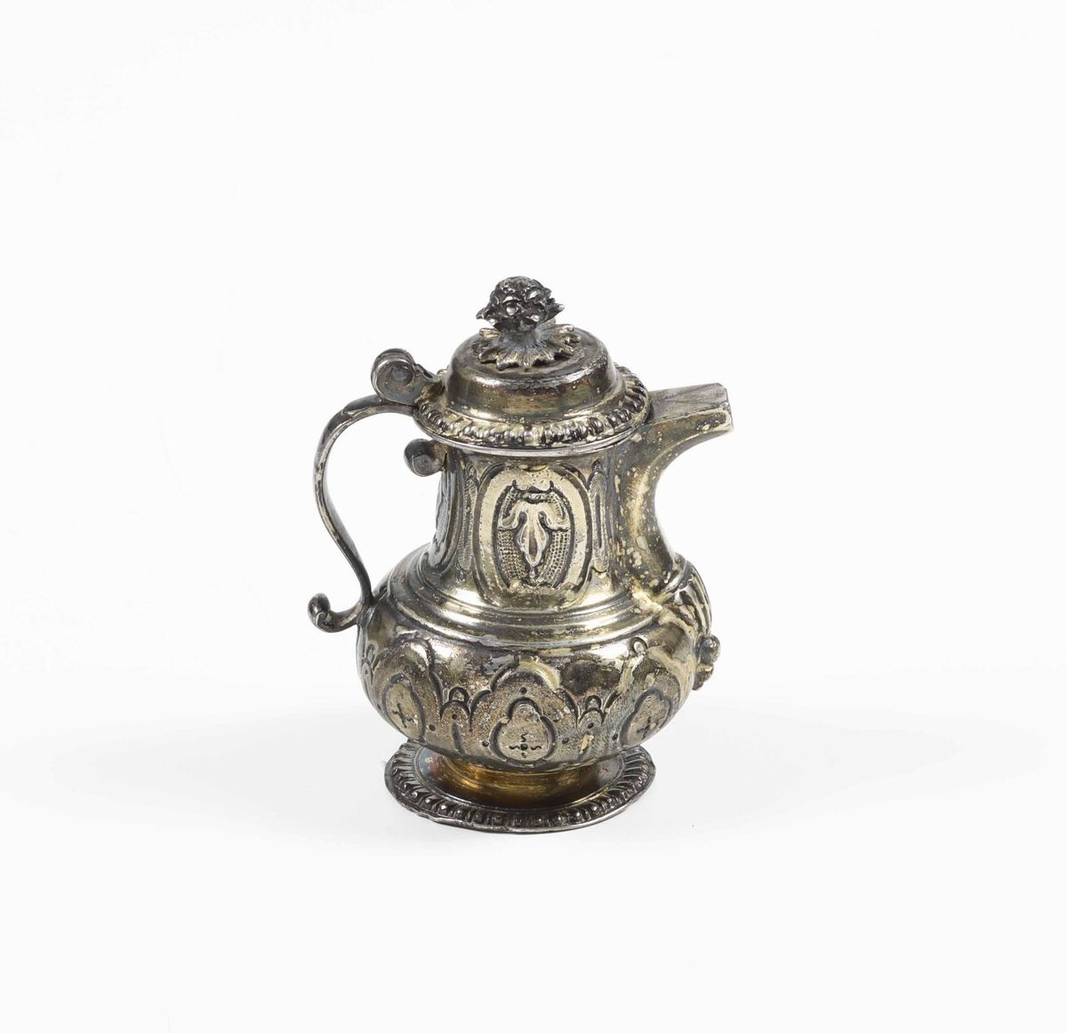 Piccolo Versatoio in Argento Fuso, Sbalzato, Cesellato e Dorato. Spagna (?), 1759