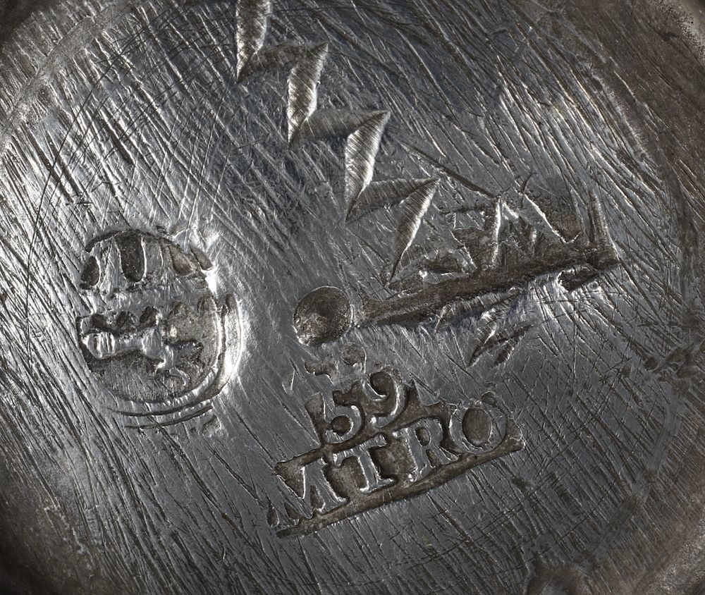 Piccolo Versatoio in Argento Fuso, Sbalzato, Cesellato e Dorato. Spagna (?), 1759