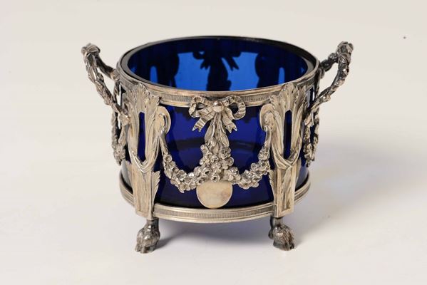 Coppa biansata in argento di gusto neoclassico traforata con vetro blu, Hanau (?) XX secolo