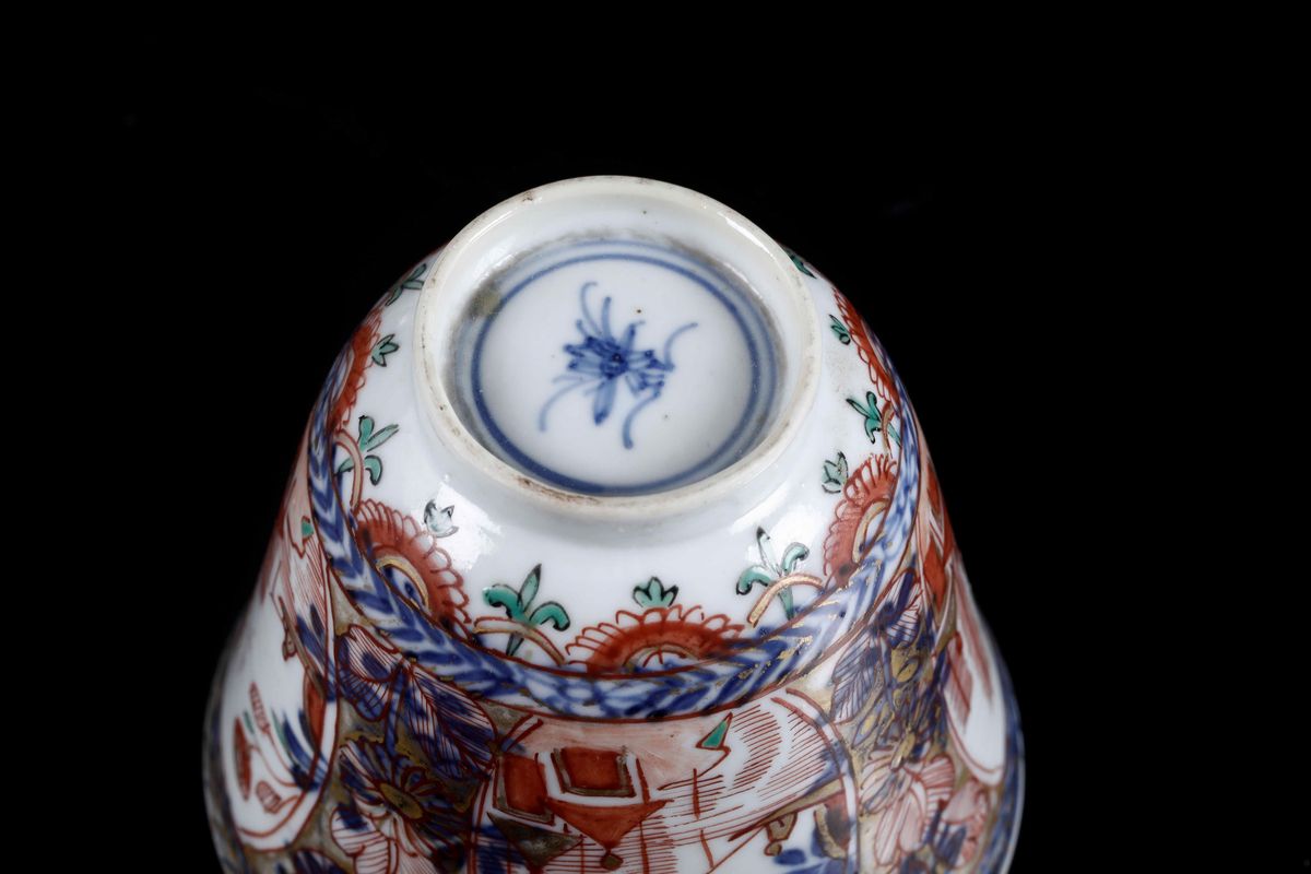 Coppia di Tazzine in Porcellana Imari con Piattini, Decori Floreali e Paesaggi Entro Riserve, Cin...