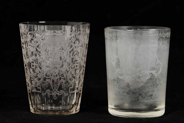 Due bicchieri in vetro inciso, uno reca la scritta Murano 1877
