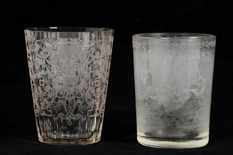 Due bicchieri in vetro inciso, uno reca la scritta Murano 1877  - Asta Antiquariato Settembre | Asta a Tempo - Cambi Casa d'Aste