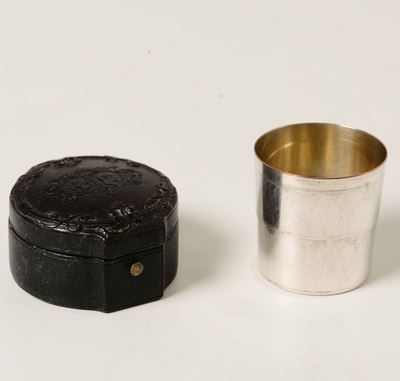 Bicchiere Telescopico da Viaggio in Metallo Entro Scatola in Cuoio Impresso con Effige di Napoleo...