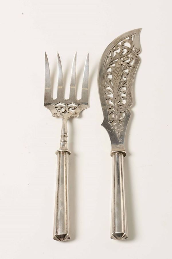 Un forchettone e un coltello da pesce in argento con incisioni. Italia XIX-XX secolo