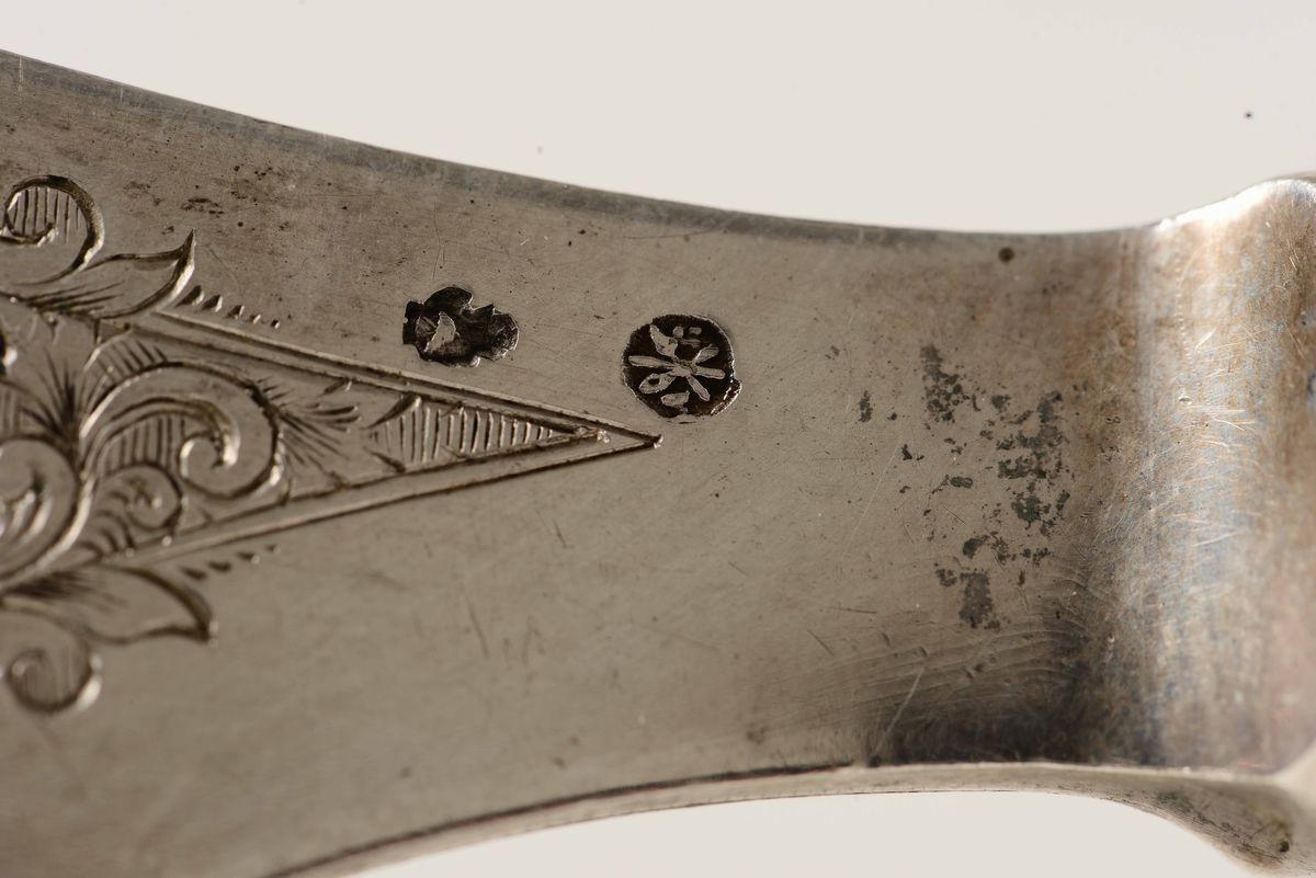 Un Forchettone e un Coltello da Pesce in Argento con Incisioni. Italia XIX-XX Secolo
