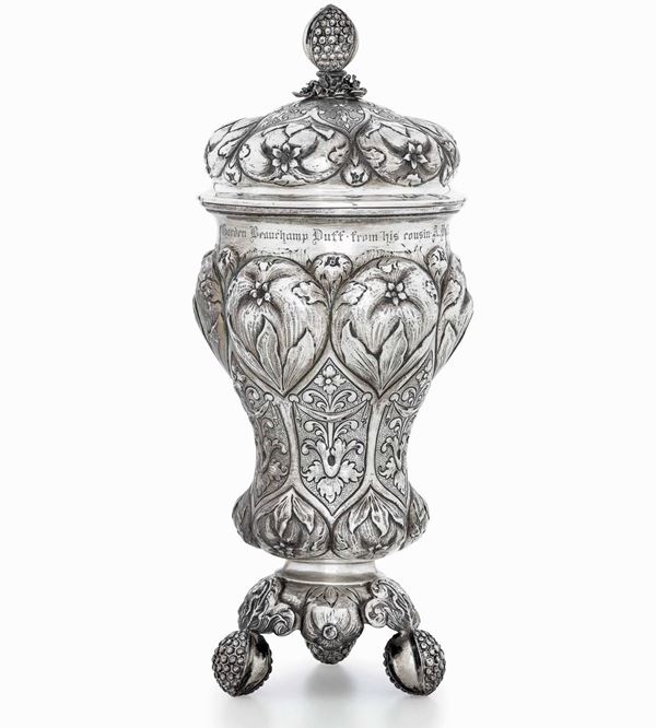 Coppa con coperchio in argento sbalzato e cesellato. Hanau (?) XIX secolo