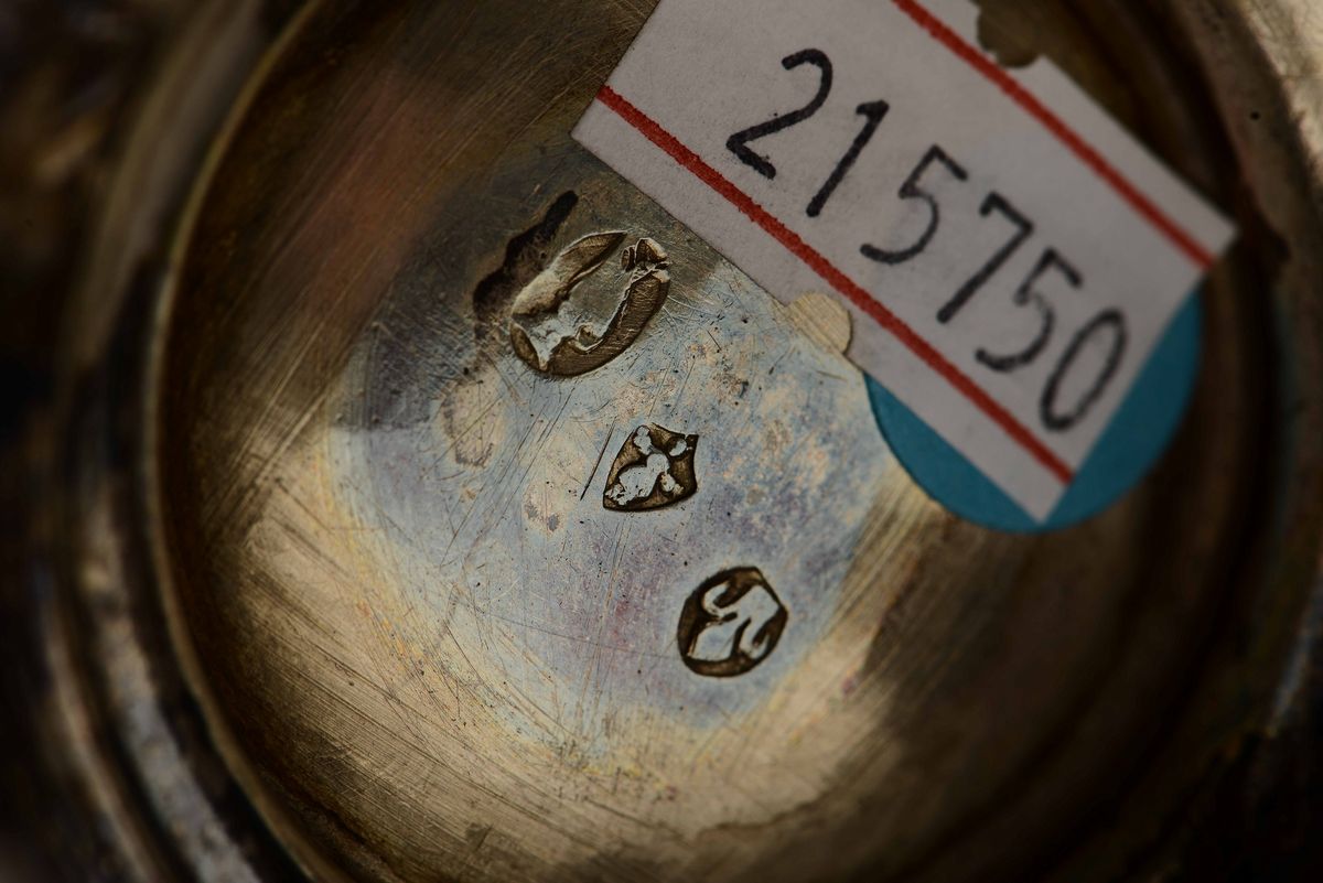 Coppa con Coperchio in Argento Sbalzato e Cesellato. Hanau (?) XIX Secolo