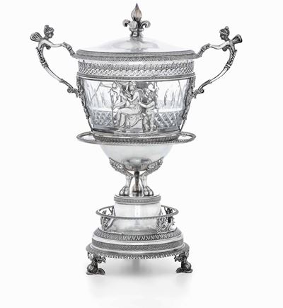 Coppa con Coperchio in Argento Primo Titolo Fuso, Sbalzato e Cesellato. Parigi XIX Secolo. Argent...