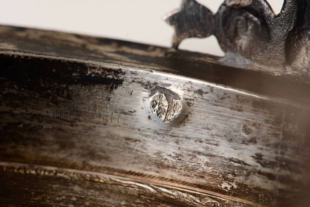 Coppa con Coperchio in Argento Primo Titolo Fuso, Sbalzato e Cesellato. Parigi XIX Secolo. Argent...