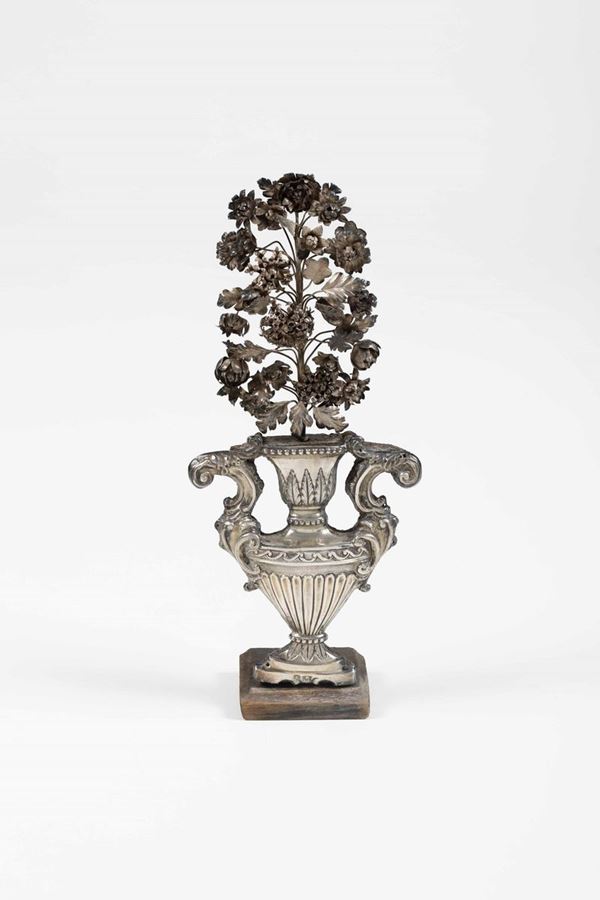 Portapalme in argento modellato come vaso biansato e tralcio fiorito in lamierino dâ€™argento. Napoli XIX secolo
