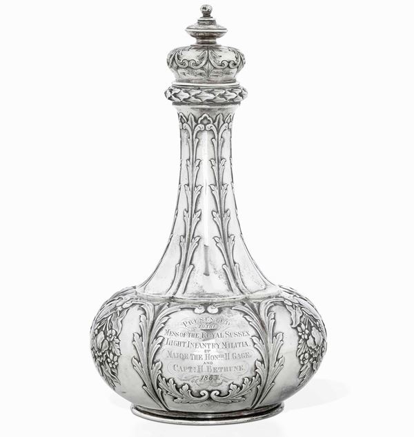 Bottiglia con tappo in argento sbalzato e inciso, Impero Britannico XIX secolo