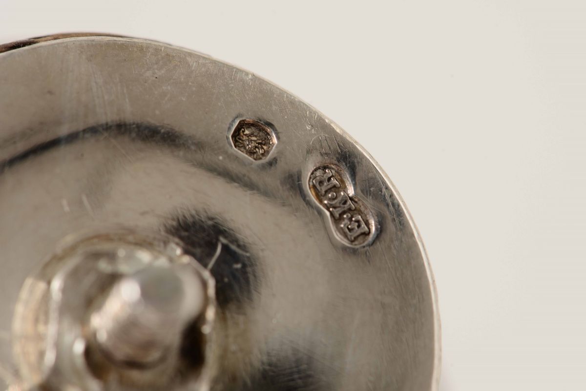 Bottiglia con Tappo in Argento Sbalzato e Inciso, Impero Britannico XIX Secolo