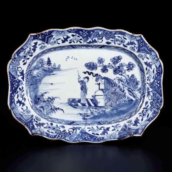 Piatto ovale in porcellana bianca e blu con figura di femminile su imbarcazione e decori floreali, Cina, Dinastia Qing, epoca Qianlong (1736-1796)