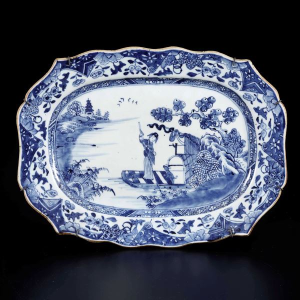 Piatto ovale in porcellana bianca e blu con figura di femminile su imbarcazione e decori floreali, Cina, Dinastia Qing, epoca Qianlong (1736-1796)